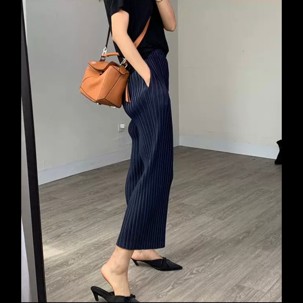 Navy flowy pleated plants